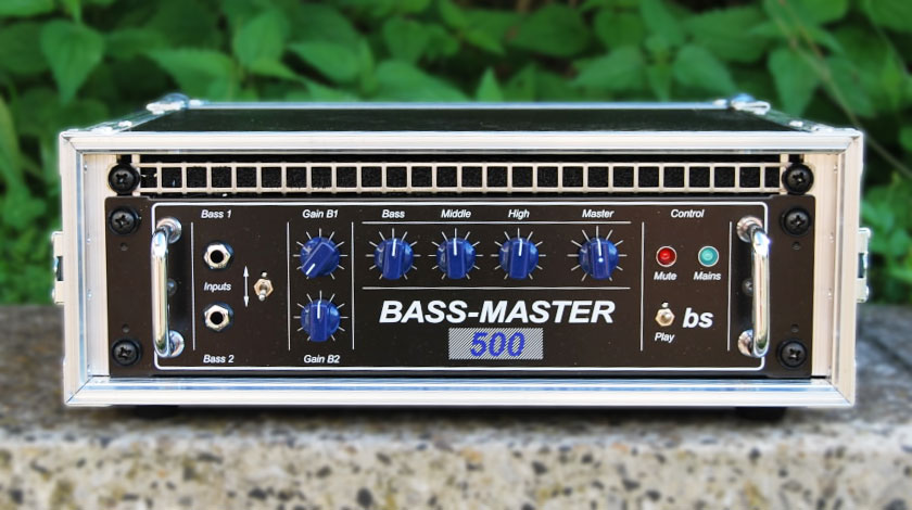 Geöffnetes Double Door Amp Case mit Bassverstärker Bass-Master 500 Serie I
